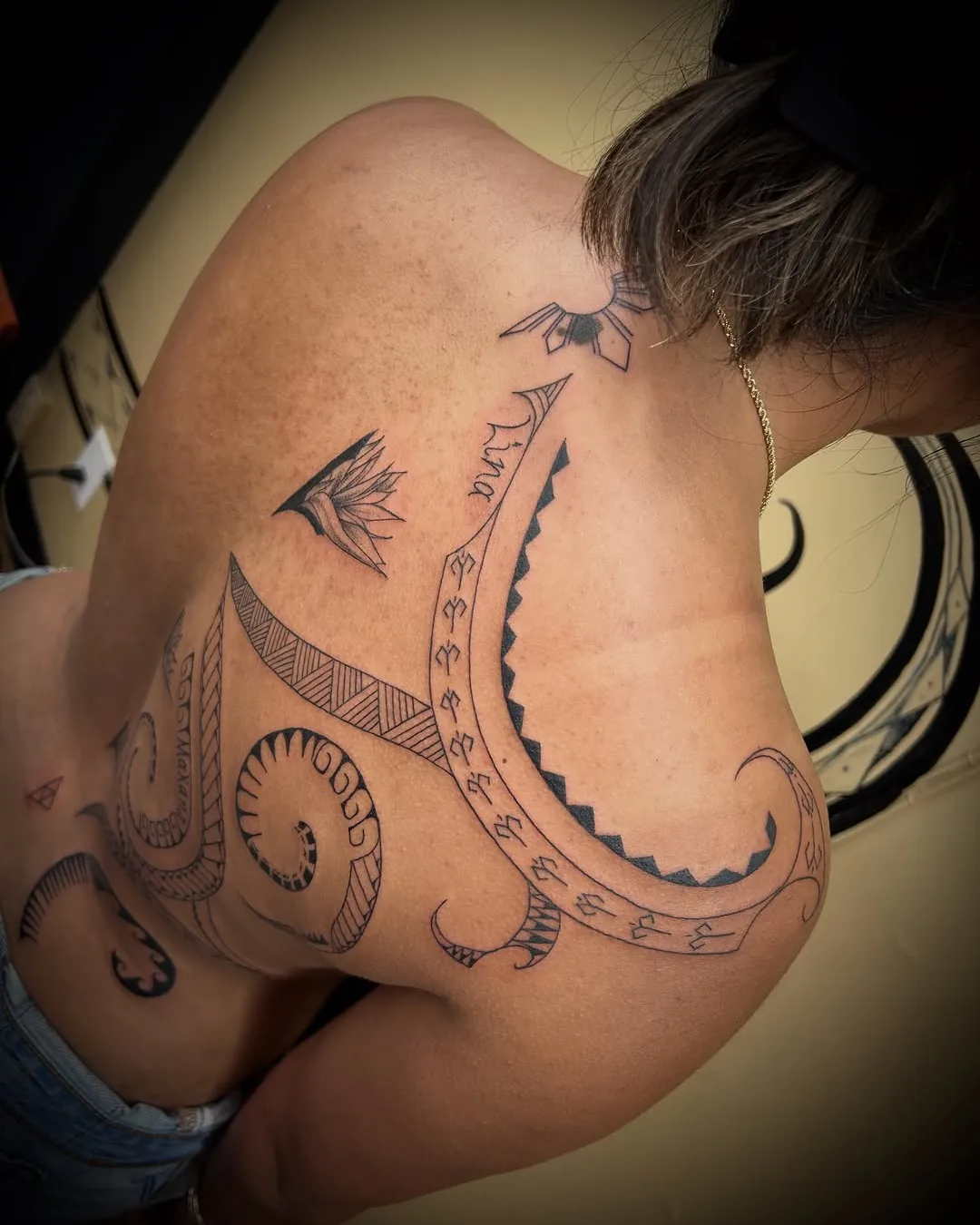 Tribal shoulder and hip tattoo by To'a
